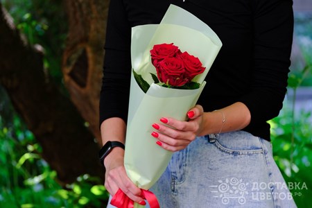 Букет из 3 красных роз в пленке "Ред Наоми"